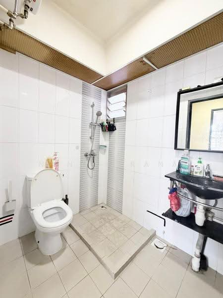 166A Yung Kuang Court, 166A Yung Kuang Road, Boon Lay / Jurong / Tuas, 3 Bedrooms, 1,001 sqft, HDB Flat For Sale, by Nona Kirana, 500250426 - Bathroom - PropertyGuru.com.sg