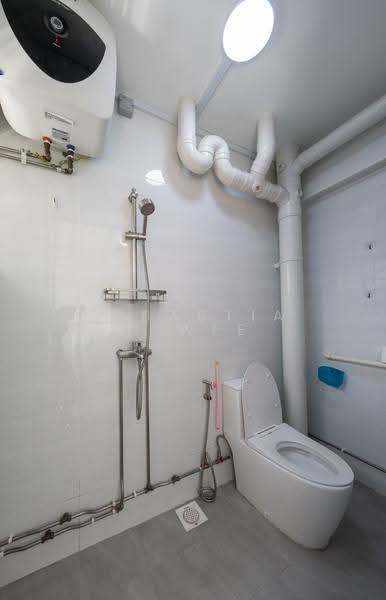 448 Bright Hill Drive, 448 Bright Hill Drive, Ang Mo Kio / Bishan / Thomson, 3 Bedrooms, 1,076 sqft, HDB Flat For Rent, by Sebastian Wee, 500250444 - Common Bathroom - PropertyGuru.com.sg