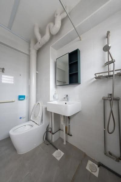 448 Bright Hill Drive, 448 Bright Hill Drive, Ang Mo Kio / Bishan / Thomson, 3 Bedrooms, 1,076 sqft, HDB Flat For Rent, by Sebastian Wee, 500250444 - Master Bathroom - PropertyGuru.com.sg