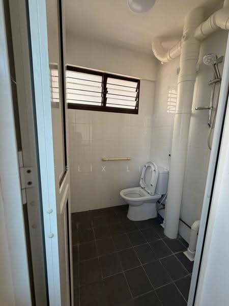 708 Hougang Avenue 2, 708 Hougang Avenue 2, Hougang / Punggol / Sengkang, 3 Bedrooms, 950 sqft, HDB Flat For Rent, by Felix Liau, 500250461 - Bathroom - PropertyGuru.com.sg