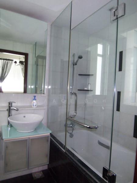 Robertson 100, 100 Robertson Quay, Orchard / River Valley, 2 Bedrooms, 883 sqft, Apartment For Sale, by Graace Goh, 500250465 - Bathroom - PropertyGuru.com.sg