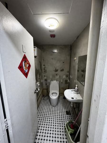 Jalan Pisang, F&B takeaway use, Approved with URA and SFA, Jalan Pisang, Beach Road / Bugis / Rochor, 1,000 sqft, Food & Beverage For Rent, by Suliman Harharah, 500250467 - Bathroom - CommercialGuru.com.sg