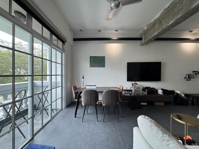 Versailles, 133 Hemmant Road, East Coast / Marine Parade, 1 Bedroom, 732 sqft, Condominium For Sale, by Hector Ho, 500250510 - Living Room - PropertyGuru.com.sg
