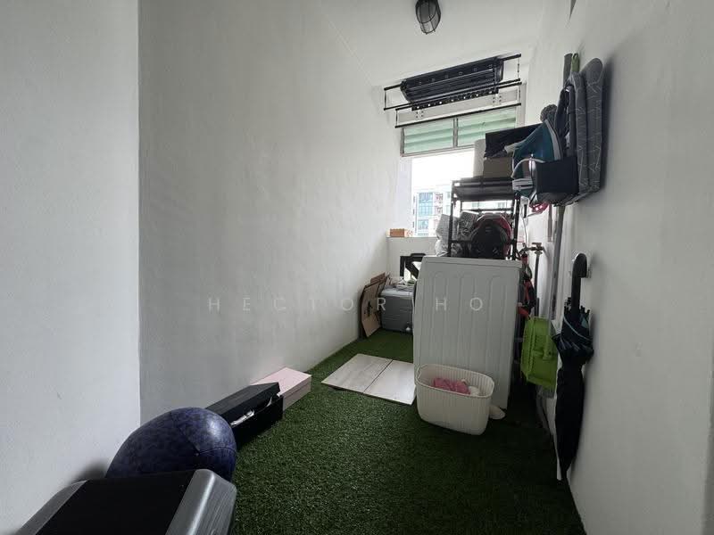 Versailles, 133 Hemmant Road, East Coast / Marine Parade, 1 Bedroom, 732 sqft, Condominium For Sale, by Hector Ho, 500250510 - Service yard - PropertyGuru.com.sg