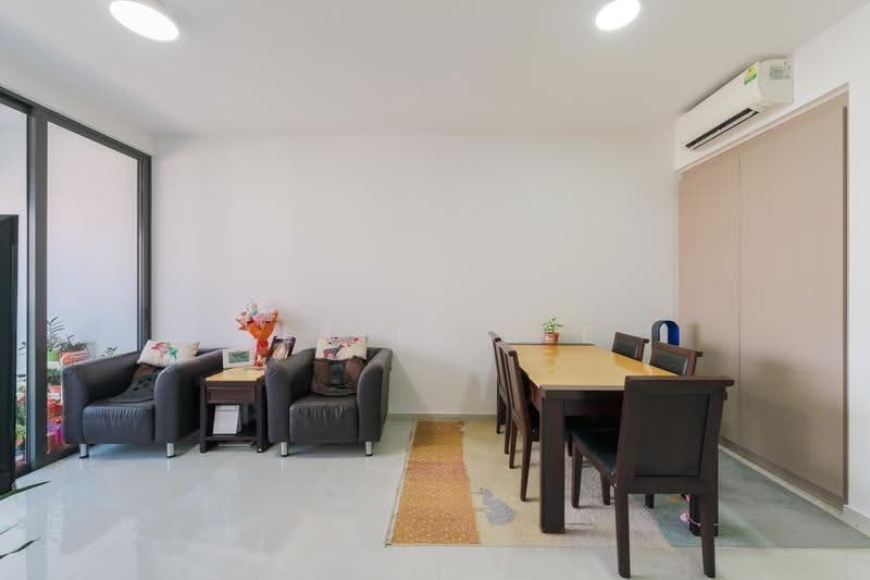 Penrose, 28 Sims Drive, Eunos / Geylang / Paya Lebar, 3 Bedrooms, 1,055 sqft, Condominium For Sale, by Lester See, 500250556 - Living Room - PropertyGuru.com.sg