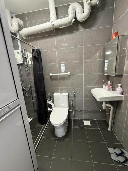 257 Serangoon Central Drive, 257 Serangoon Central Drive, Hougang / Punggol / Sengkang, 3 Bedrooms, 1,230 sqft, HDB Flat For Rent, by Brian Chng, 500250594 - Bathroom - PropertyGuru.com.sg