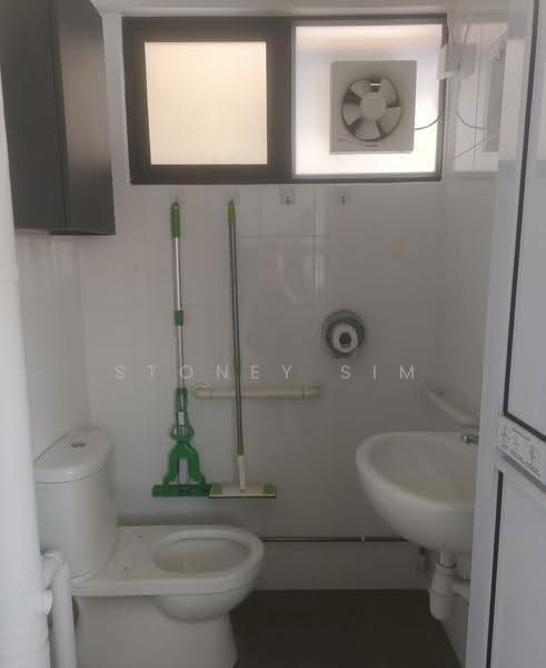 721 Clementi West Street 2, 721 Clementi West Street 2, Buona Vista / West Coast / Clementi New Town, 2 Bedrooms, 904 sqft, HDB Flat For Sale, by Stoney Sim, 500250607 - Bathroom - PropertyGuru.com.sg