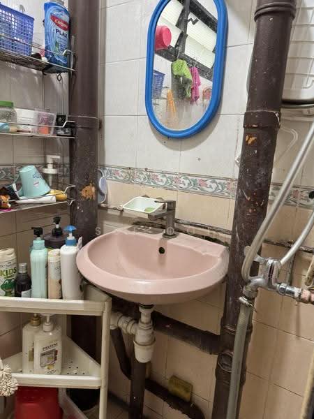 209 Boon Lay Place, 209 Boon Lay Place, Boon Lay / Jurong / Tuas, 6 Bedrooms, 1,399 sqft, HDB Flat For Sale, by Sue Ooi, 500250610 - Bathroom - PropertyGuru.com.sg