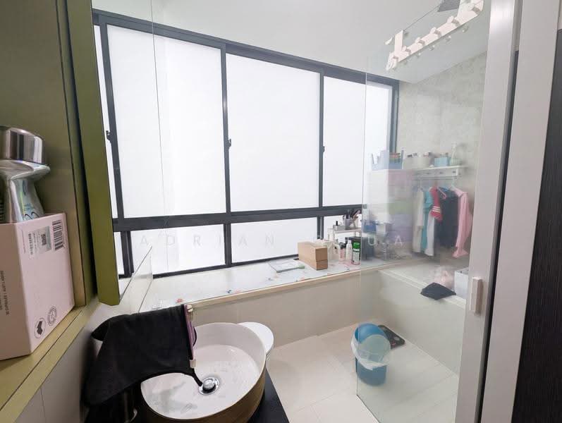 Rosewood Suites, 63 Rosewood Drive, Admiralty / Woodlands, 4 Bedrooms, 1,518 sqft, Condominium For Sale, by Adrian Chua, 500250683 - Master toilet with bathtub - PropertyGuru.com.sg