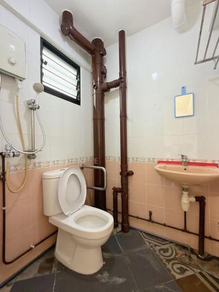 207 Jurong East Street 21, 207 Jurong East Street 21, Boon Lay / Jurong / Tuas, 2 Bedrooms, 721 sqft, HDB Flat For Sale, by Joe Lee, 500250686 - Bathroom - PropertyGuru.com.sg