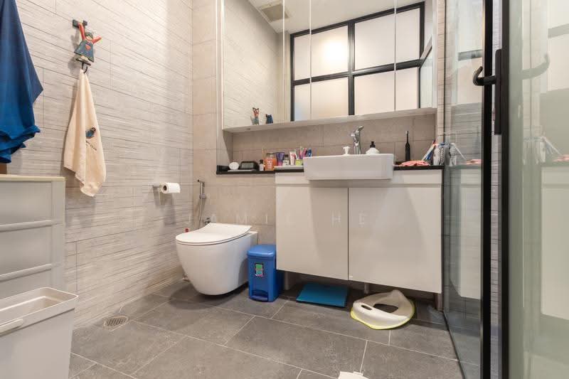 Rare Move-In Ready Terrace in Pemimpin. 1KM to Catholic High!, Ang Mo Kio / Bishan / Thomson, 4 Bedrooms, 2,500 sqft, Terraced House For Sale, by Jamie He, 500250739 - Bathroom - PropertyGuru.com.sg