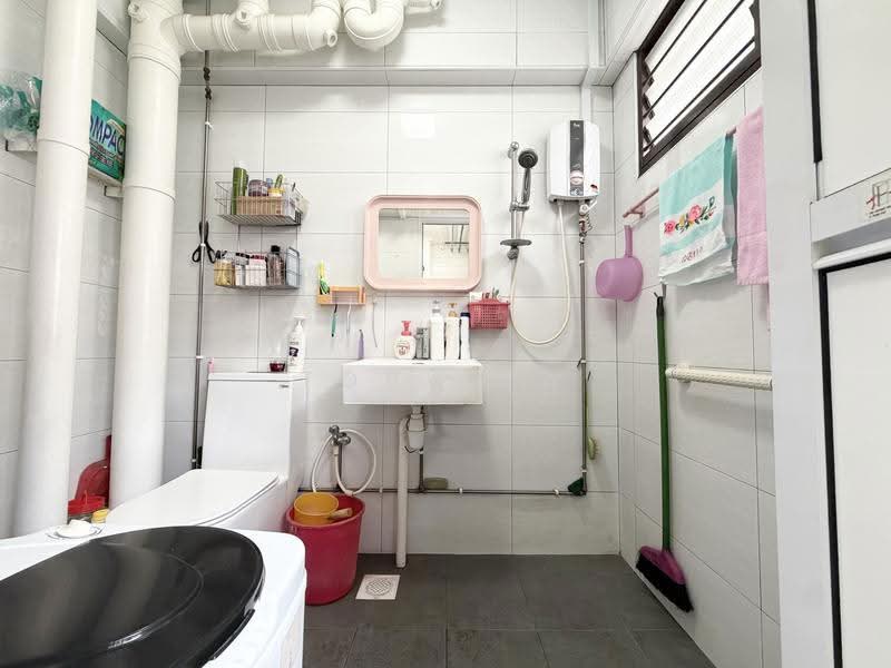 294 Choa Chu Kang Avenue 2, 294 Choa Chu Kang Avenue 2, Dairy Farm / Bukit Panjang / Choa Chu Kang, 3 Bedrooms, 1,108 sqft, HDB Flat For Sale, by Toby Aw, 500250743 - Bathroom - PropertyGuru.com.sg