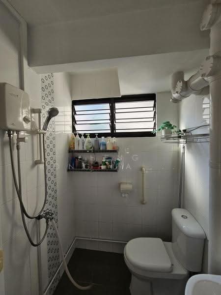 352 Clementi Avenue 2, 352 Clementi Avenue 2, Buona Vista / West Coast / Clementi New Town, Room Rental, 120 sqft, HDB Flat For Rent, by Zheng Ronghua 郑荣华, 500250750 - Bathroom - PropertyGuru.com.sg