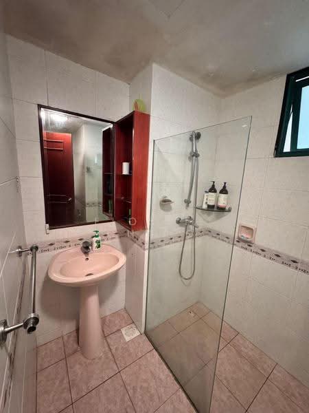 The Hillside, 341 Upper Bukit Timah Road, Clementi Park / Upper Bukit Timah, 3 Bedrooms, 1,313 sqft, Condominium For Rent, by Flossie Chang, 500250839 - Bathroom - PropertyGuru.com.sg