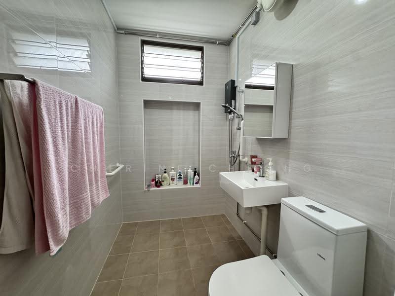 Spacious Exec Apt Near Jurong Lake Gardens, Yung Ping Road, 4 Bedrooms, 1,593 sqft, HDB Flat For Sale, by Cherine Cheong, 500250841 - Bathroom - PropertyGuru.com.sg