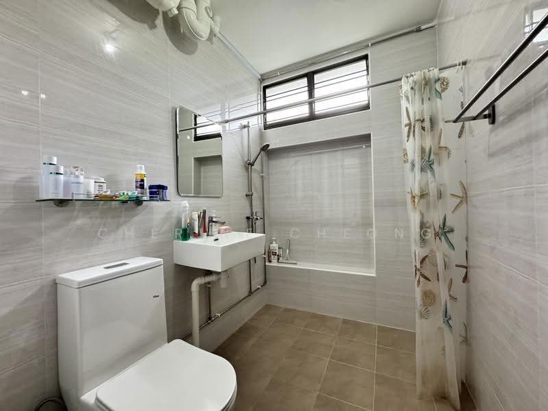 Spacious Exec Apt Near Jurong Lake Gardens, Yung Ping Road, 4 Bedrooms, 1,593 sqft, HDB Flat For Sale, by Cherine Cheong, 500250841 - Bathroom - PropertyGuru.com.sg
