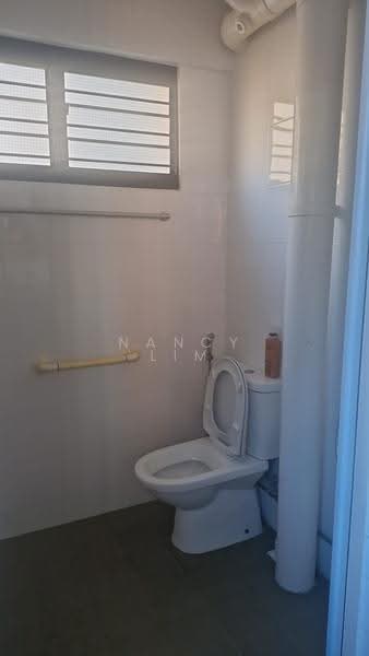 354 Hougang Avenue 7, 354 Hougang Avenue 7, Hougang / Punggol / Sengkang, 3 Bedrooms, 979 sqft, HDB Flat For Sale, by Nancy Lim, 500250843 - Bathroom - PropertyGuru.com.sg