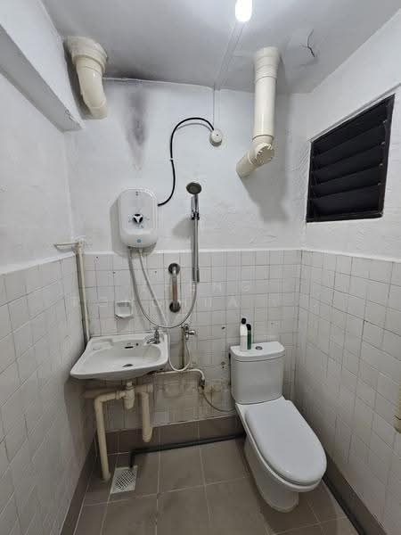 509 West Coast Drive, 509 West Coast Drive, Buona Vista / West Coast / Clementi New Town, Room Rental, 150 sqft, HDB Flat For Rent, by Zheng Ronghua 郑荣华, 500250851 - Bathroom - PropertyGuru.com.sg