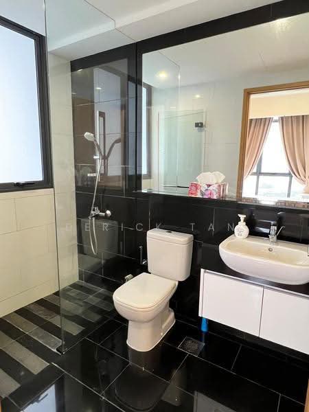 SkySuites 17, 17 Jalan Rajah, Balestier / Toa Payoh, 2 Bedrooms, 614 sqft, Apartment For Rent, by Derick Tan, 500250883 - Bathroom - PropertyGuru.com.sg