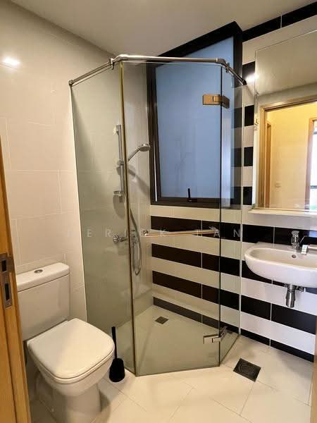 SkySuites 17, 17 Jalan Rajah, Balestier / Toa Payoh, 2 Bedrooms, 614 sqft, Apartment For Rent, by Derick Tan, 500250883 - Bathroom - PropertyGuru.com.sg