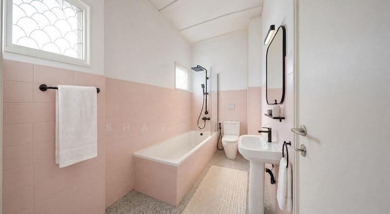 Perfect piece of land for AA, next to park, near mall n eateries, Clementi Park / Upper Bukit Timah, 6 Bedrooms, 6,000 sqft, Detached House For Sale, by Sharon Nio, 500250924 - Bathroom - PropertyGuru.com.sg