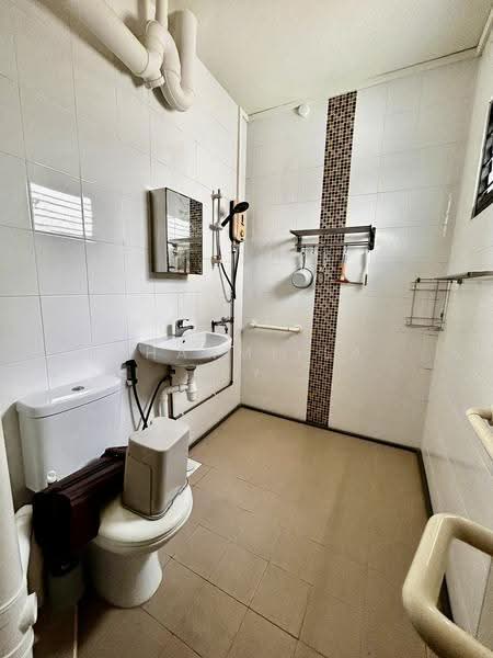 274 Yishun Street 22, 274 Yishun Street 22, Sembawang / Yishun, Room Rental, 130 sqft, HDB Flat For Rent, by Sharmiyla Ry, 500250933 - Bathroom - PropertyGuru.com.sg