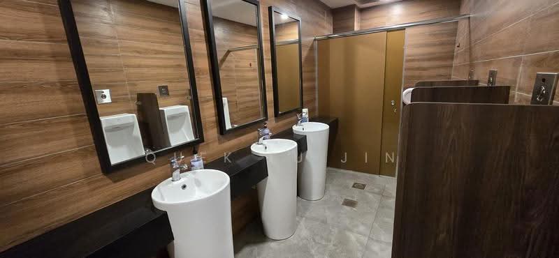 Lhk3 Building, 8 New Industrial Road, Hougang / Punggol / Sengkang, 4,068 sqft, Light Industrial (B1) For Sale, by Quek Fu Jin, 500250956 - Bathroom - CommercialGuru.com.sg