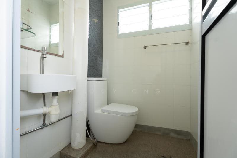 222 Yishun Street 21, 222 Yishun Street 21, Sembawang / Yishun, 2 Bedrooms, 721 sqft, HDB Flat For Sale, by Peggy Ong, 500251032 - Bathroom - PropertyGuru.com.sg
