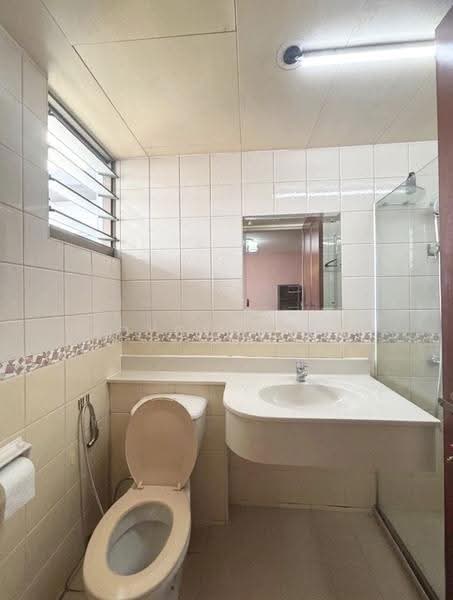 678D Jurong West Street 64, 678D Jurong West Street 64, Boon Lay / Jurong / Tuas, 3 Bedrooms, 1,184 sqft, HDB Flat For Sale, by Joyce Chua, 500251038 - Bathroom - PropertyGuru.com.sg