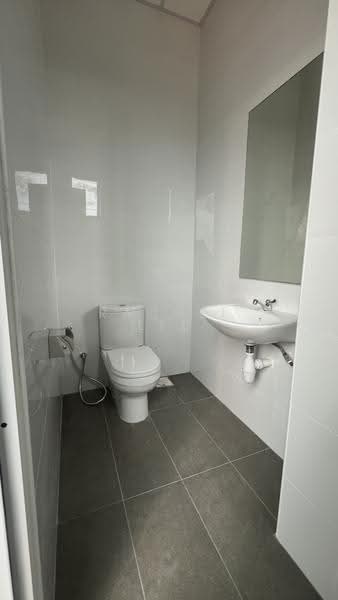 HIGH YIELD INDUSTRIAL UNIT FOR SALE, Macpherson / Potong Pasir, 1,798 sqft, Light Industrial (B1) For Sale, by Rachel Lee, 500251053 - Bathroom - CommercialGuru.com.sg