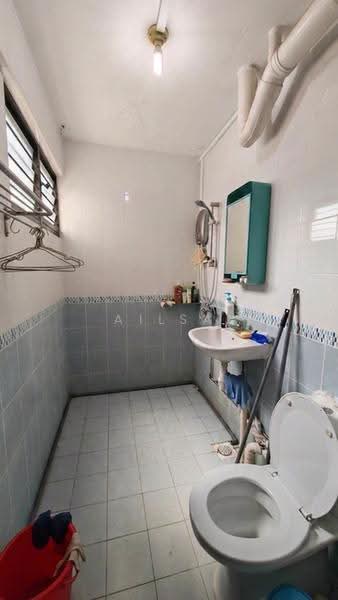319 Bukit Batok Street 33, 319 Bukit Batok Street 33, Dairy Farm / Bukit Panjang / Choa Chu Kang, 3 Bedrooms, 1,313 sqft, HDB Flat For Sale, by Ailsa Ang, 500251060 - Bathroom - PropertyGuru.com.sg