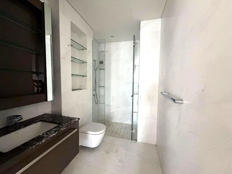 South Beach Residences, 28 South Beach Road, Beach Road / Bugis / Rochor, 2 Bedrooms, 1,087 sqft, Condominium For Sale, by Jaime Lim, 500251106 - #26-xx Common Bathroom - PropertyGuru.com.sg