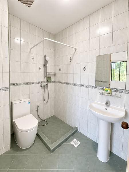 Garlick Ville, 7, Tanglin / Holland / Bukit Timah, 5 Bedrooms, 2,700 sqft, Terraced House For Rent, by Anthony Low, 500251173 - Bathroom - PropertyGuru.com.sg