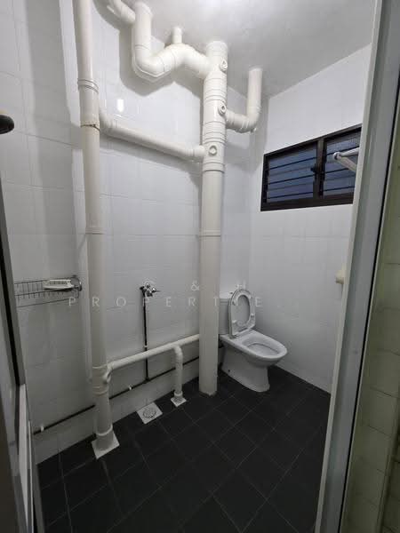 132 Yishun Street 11, 132 Yishun Street 11, Sembawang / Yishun, 3 Bedrooms, 1,119 sqft, HDB Flat For Sale, by PETER, 500251203 - Bathroom - PropertyGuru.com.sg
