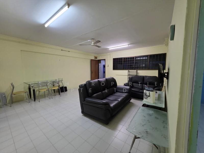 132 Yishun Street 11, 132 Yishun Street 11, Sembawang / Yishun, 3 Bedrooms, 1,119 sqft, HDB Flat For Sale, by PETER, 500251203 - Living Room - PropertyGuru.com.sg