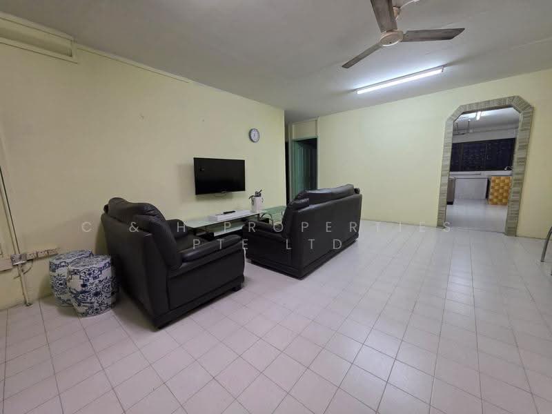 132 Yishun Street 11, 132 Yishun Street 11, Sembawang / Yishun, 3 Bedrooms, 1,119 sqft, HDB Flat For Sale, by PETER, 500251203 - Living Room - PropertyGuru.com.sg