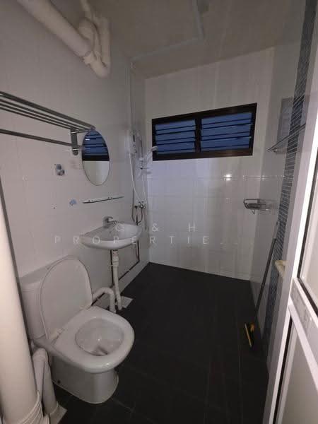 132 Yishun Street 11, 132 Yishun Street 11, Sembawang / Yishun, 3 Bedrooms, 1,119 sqft, HDB Flat For Sale, by PETER, 500251203 - Bathroom - PropertyGuru.com.sg