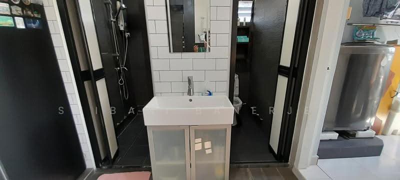 205 Toa Payoh North, 205 Toa Payoh North, Balestier / Toa Payoh, 2 Bedrooms, 818 sqft, HDB Flat For Sale, by Shibani Banerjee, 500251204 - Bathroom - PropertyGuru.com.sg