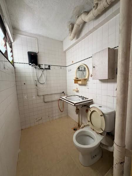 416 Tampines Street 41, 416 Tampines Street 41, Pasir Ris / Tampines, 3 Bedrooms, 904 sqft, HDB Flat For Sale, by Kay Wee Lim, 500251218 - Bathroom Original - PropertyGuru.com.sg
