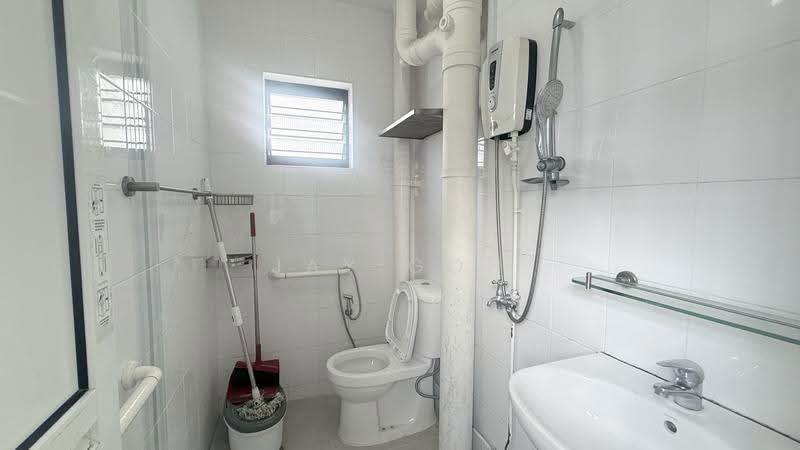 331 Woodlands Avenue 1, 331 Woodlands Avenue 1, Admiralty / Woodlands, 2 Bedrooms, 750 sqft, HDB Flat For Rent, by Jay Goh, 500251344 - Common toilet - PropertyGuru.com.sg