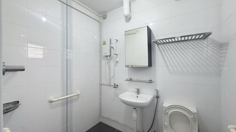 331 Woodlands Avenue 1, 331 Woodlands Avenue 1, Admiralty / Woodlands, 2 Bedrooms, 750 sqft, HDB Flat For Rent, by Jay Goh, 500251344 - Master bedroom toilet - PropertyGuru.com.sg