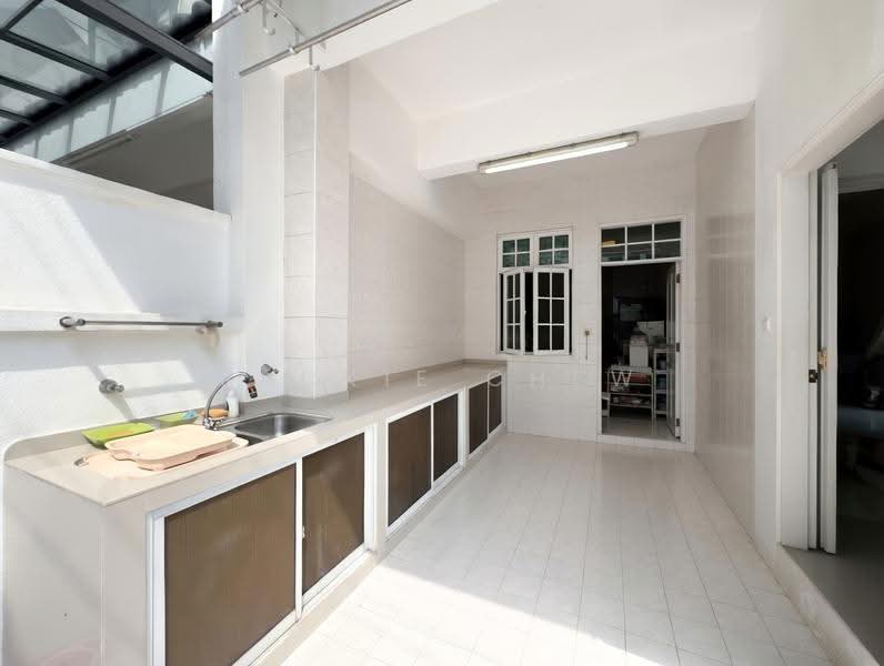★ GIANT ★ DISTRICT 19 Serangoon Gardens Semi-Detached Home | Move-in Condition, Cooling Close, Chartwell Drive, Conway Grove, Hougang / Punggol / Sengkang, 6 Bedrooms, 4,000 sqft, Semi-Detached House For Sale, by Jackie Chew, 500251346 - Kitchen - PropertyGuru.com.sg