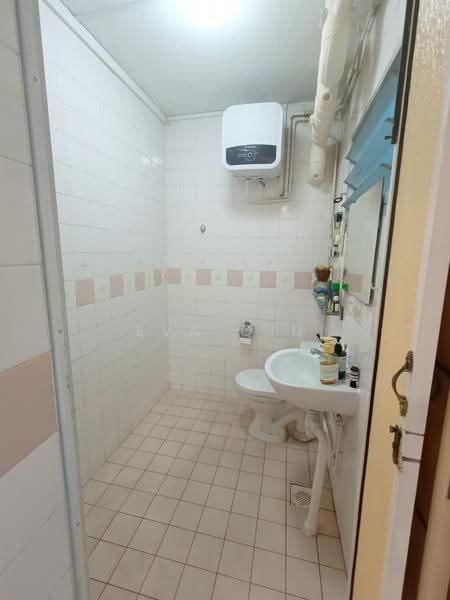 657 Jalan Tenaga, 657 Jalan Tenaga, Eunos / Geylang / Paya Lebar, 3 Bedrooms, 1,141 sqft, HDB Flat For Sale, by Eva Qiu, 500251383 - Bathroom - PropertyGuru.com.sg