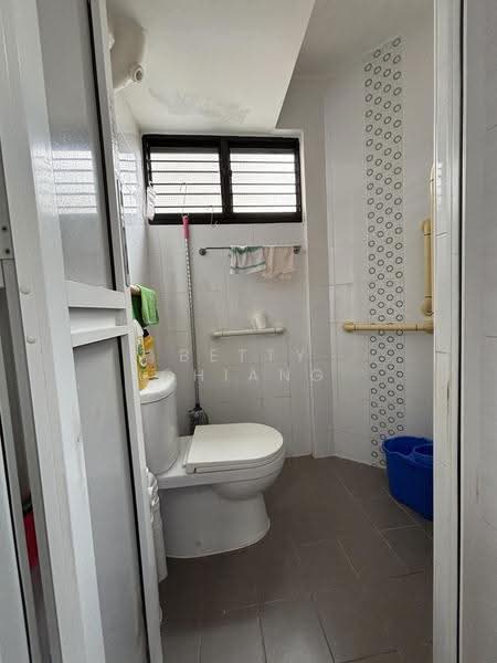 247 Jurong East Street 24, 247 Jurong East Street 24, Boon Lay / Jurong / Tuas, 2 Bedrooms, 732 sqft, HDB Flat For Sale, by Betty Chiang, 500251523 - Common Bath - PropertyGuru.com.sg