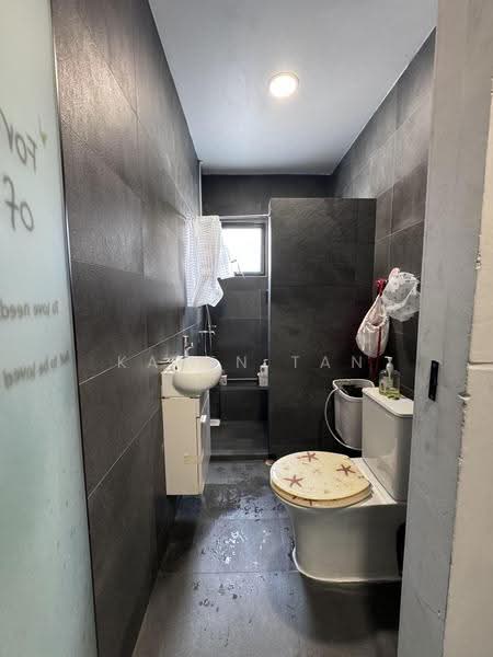 Macpherson Garden Estate, Jalan Setia / Macpherson / Jalan Gembira, Macpherson / Potong Pasir, 2 Bedrooms, 1,200 sqft, Terraced House For Sale, by Karen Tan, 500251563 - Bathroom - PropertyGuru.com.sg