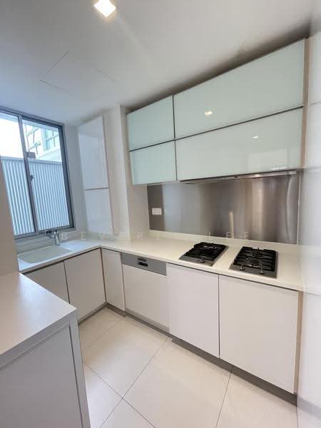 Cairnhill Residences, 31 Cairnhill Circle, Orchard / River Valley, 2 Bedrooms, 904 sqft, Apartment For Rent, by Beverly Lee, 500251594 - Kitchen - PropertyGuru.com.sg