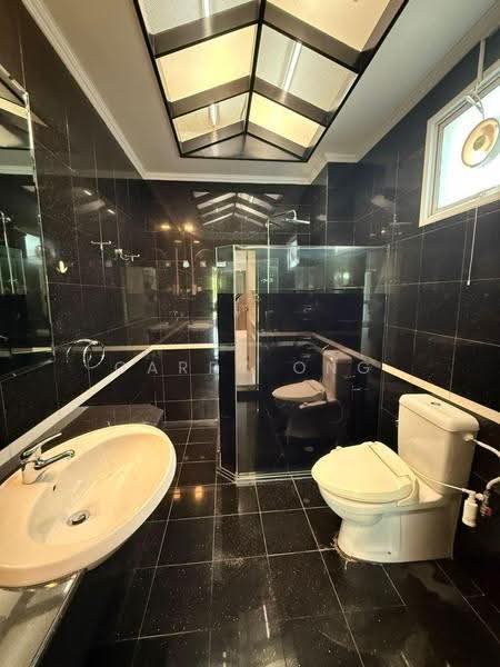 RARE ELEVATED SEMI-D I ONLY $1,7XX PSF Quiet High Ground • Spacious • 10-Min Walk to MRT, Lengkong Satu / Lengkong Duo / Kembangan /, Eunos / Geylang / Paya Lebar, 6 Bedrooms, 7,000 sqft, Semi-Detached House For Sale, by Garry Ong, 500251620 - Bathroom - PropertyGuru.com.sg