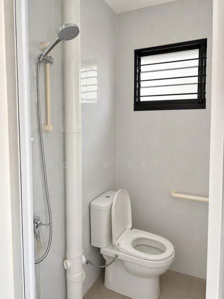 532 Ang Mo Kio Avenue 10, 532 Ang Mo Kio Avenue 10, Ang Mo Kio / Bishan / Thomson, 2 Bedrooms, 915 sqft, HDB Flat For Sale, by Roderick ., 500251640 - Bathroom - PropertyGuru.com.sg