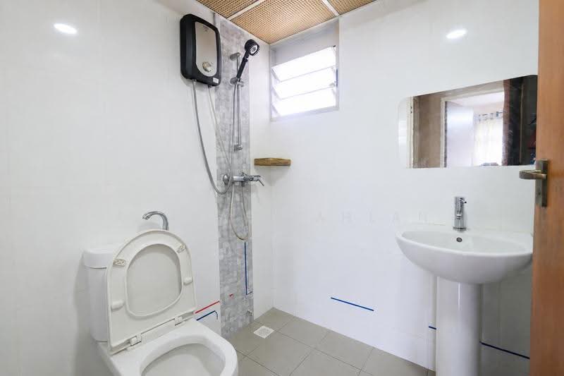 366A Sembawang Crescent, 366A Sembawang Crescent, Sembawang / Yishun, 2 Bedrooms, 732 sqft, HDB Flat For Sale, by Ashraf Sahlan, 500251695 - Common Bathroom - PropertyGuru.com.sg