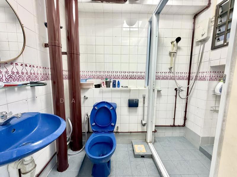 213 Pasir Ris Street 21, 213 Pasir Ris Street 21, Pasir Ris / Tampines, 3 Bedrooms, 1,141 sqft, HDB Flat For Sale, by Hidayat Shariff, 500251700 - Bathroom - PropertyGuru.com.sg